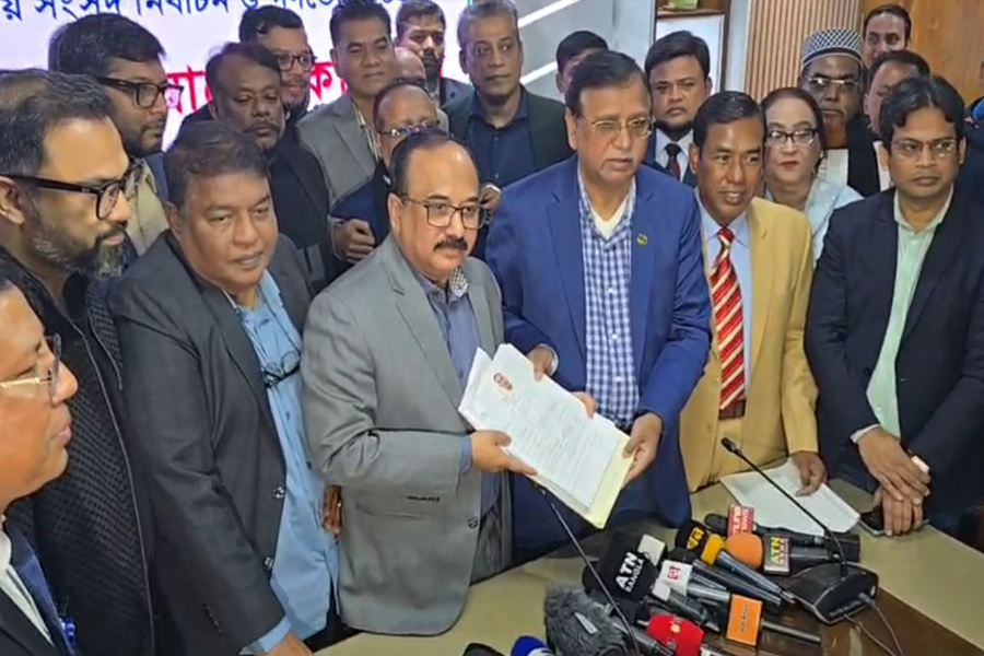 তারেক রহমানের পক্ষে মনোনয়নপত্র জমা দেন সালাম-ডোনার