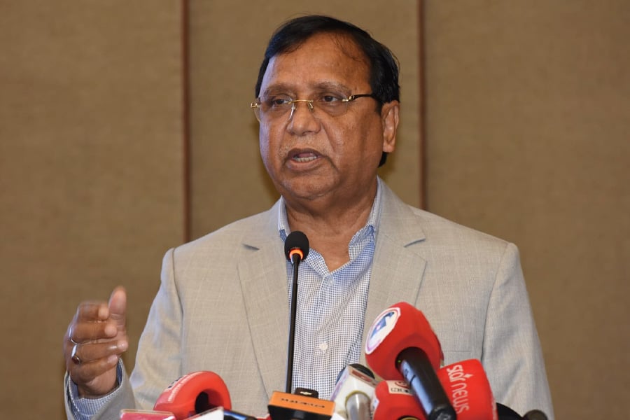 পরিচ্ছন্নতা কর্মীদের মাঝে স্বাস্থ্য কার্ড বিতরণ করলো ডিএসসিসি