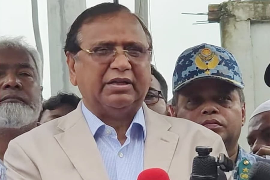 সায়েদাবাদ বাস টার্মিনাল পরিদর্শন ও উচ্ছেদে অভিযানে বক্তব্য দেন আবদুস সালাম। ছবি: ভিওডি বাংলা