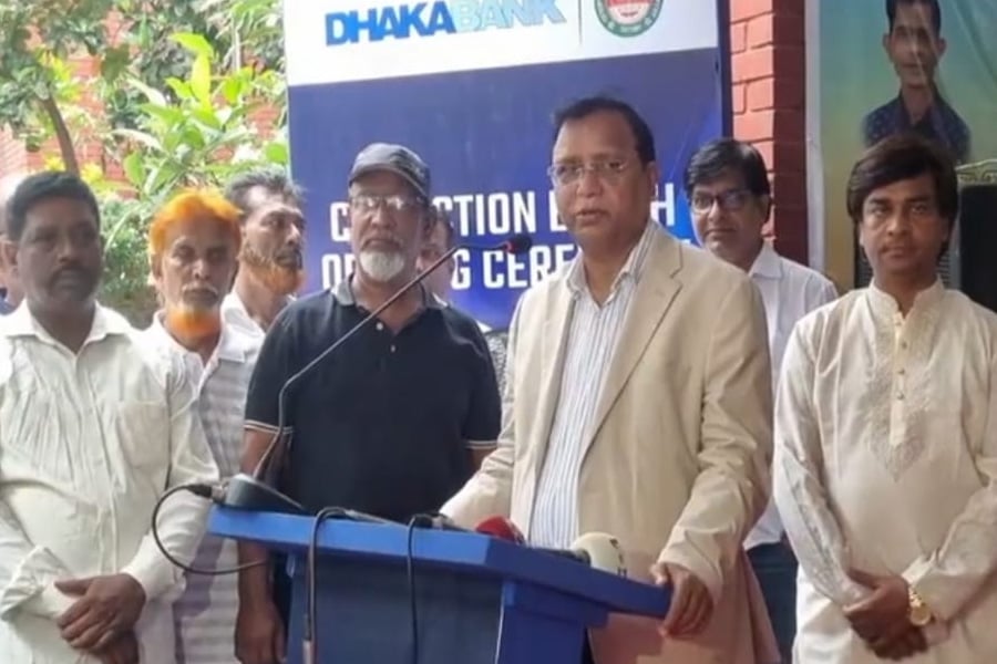 খিলগাঁওয়ে আয়োজিত অনুষ্ঠানে ঢাকা ব্যাংকের বুথটির উদ্বোধন করেন আবদুস সালাম। ছবি: ভিওডি বাংলা