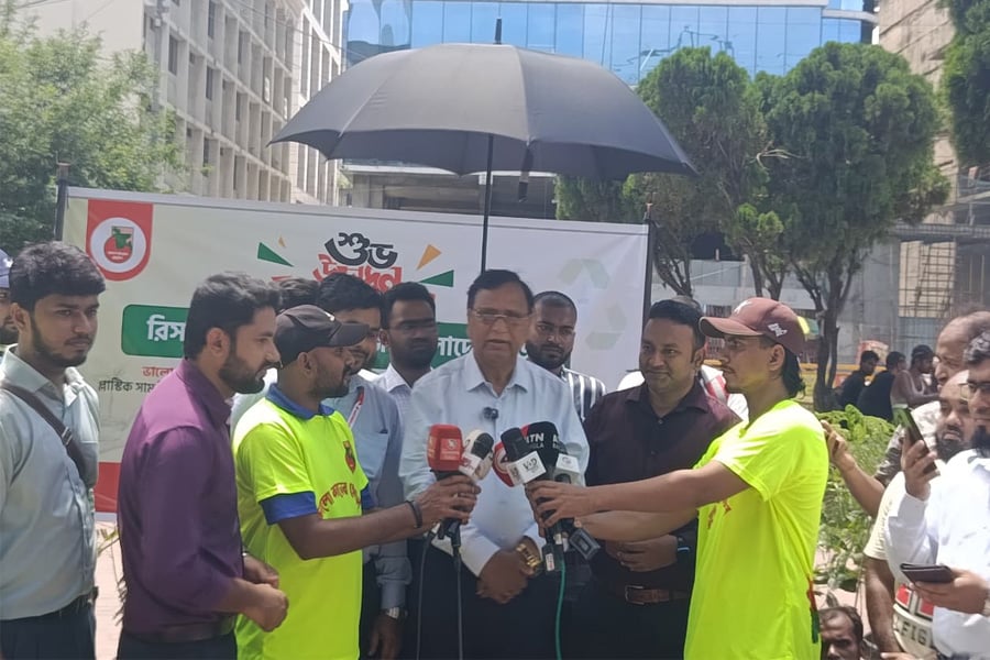 কাওরানবাজার মোড়সংলগ্ন পান্থ কুঞ্জ পার্কে ‘ভালো কাজের হোটেল’-এর নতুন কার্যক্রমের উদ্বোধন শেষে বক্তব্য দেন আবদুস সালাম। ছবি: ভিওডি বাংলা