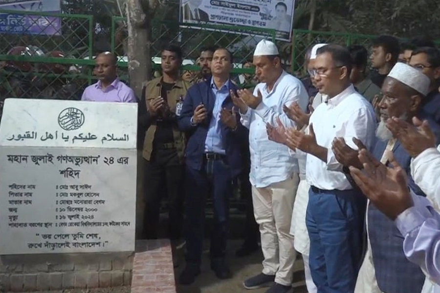শহীদ আবু সাঈদের কবর জিয়ারত করলেন তারেক রহমান