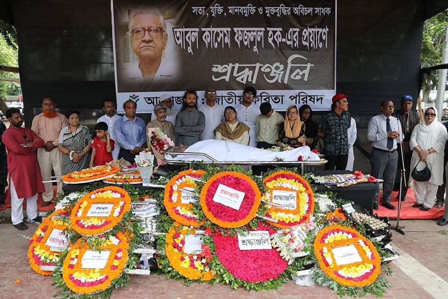 ফুলেল শ্রদ্ধায় অধ্যাপক আবুল কাসেম ফজলুল হককে চিরবিদায়