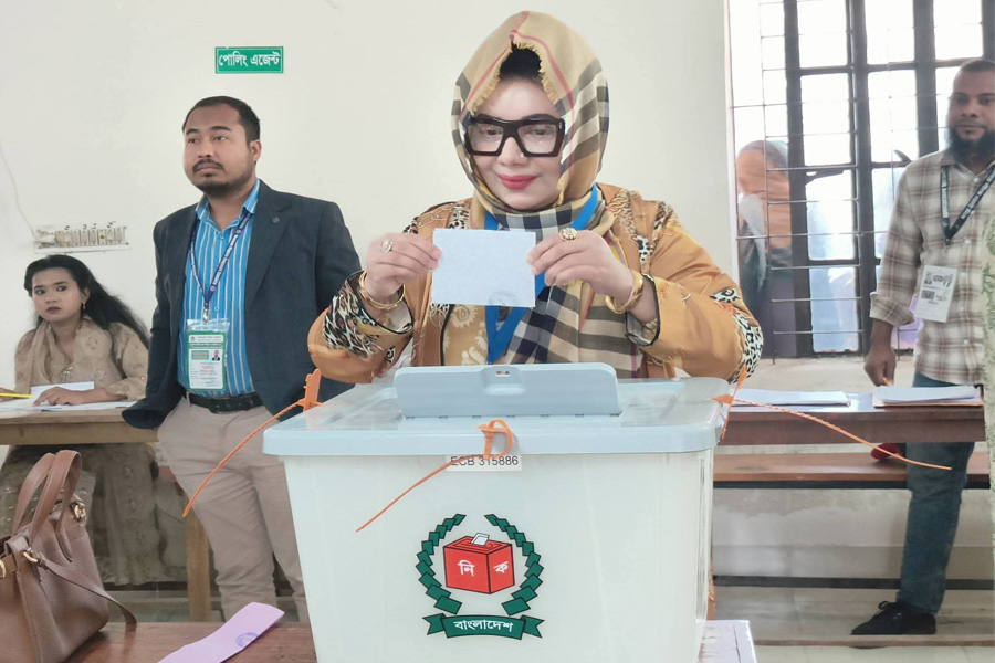 মির্জা আব্বাস মহিলা কলেজ কেন্দ্রে ভোট দিলেন আফরোজা আব্বাস