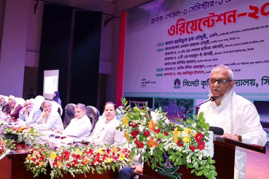 সিলেট কৃষি বিশ্ববিদ্যালয়ের নবীনবরণ অনুষ্ঠানে বক্তব্য দিচ্ছেন আরিফুল হক চৌধুরী। ছবি: সংগৃহীত