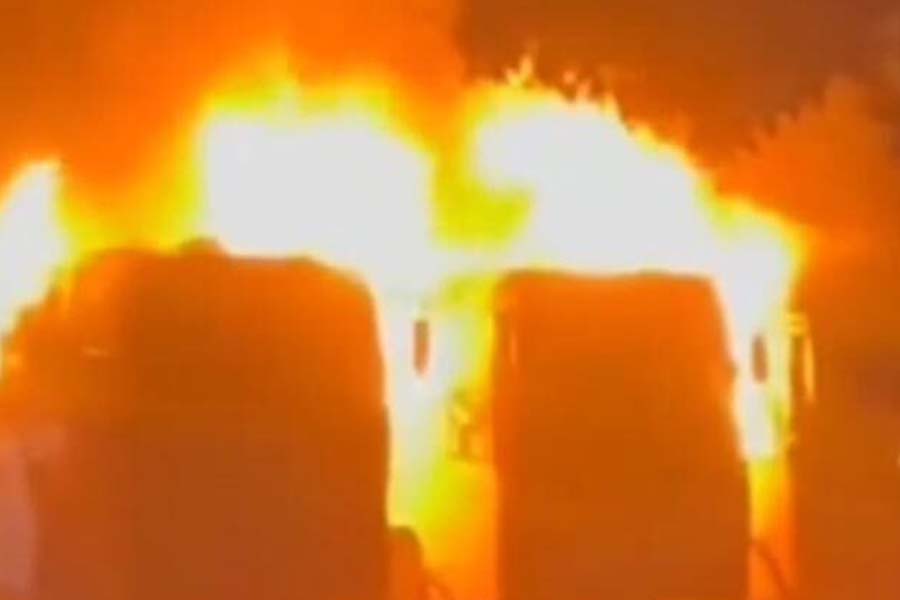 ঝিনাইদহে ফিলিং স্টেশন ভাঙচুর, ৩ বাসে আগুন