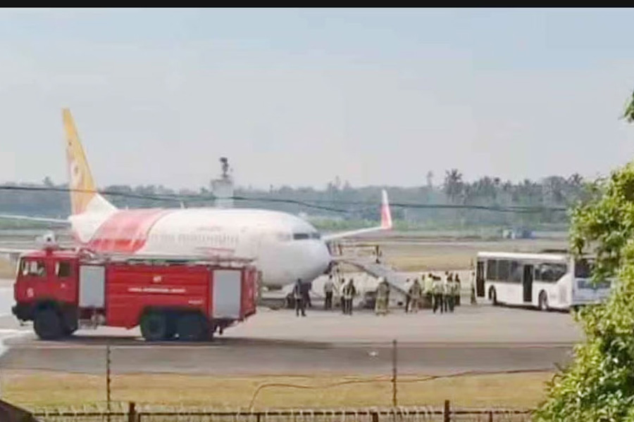 যান্ত্রিক ত্রুটিতে ১৬০ যাত্রী নিয়ে জরুরি অবতরণ