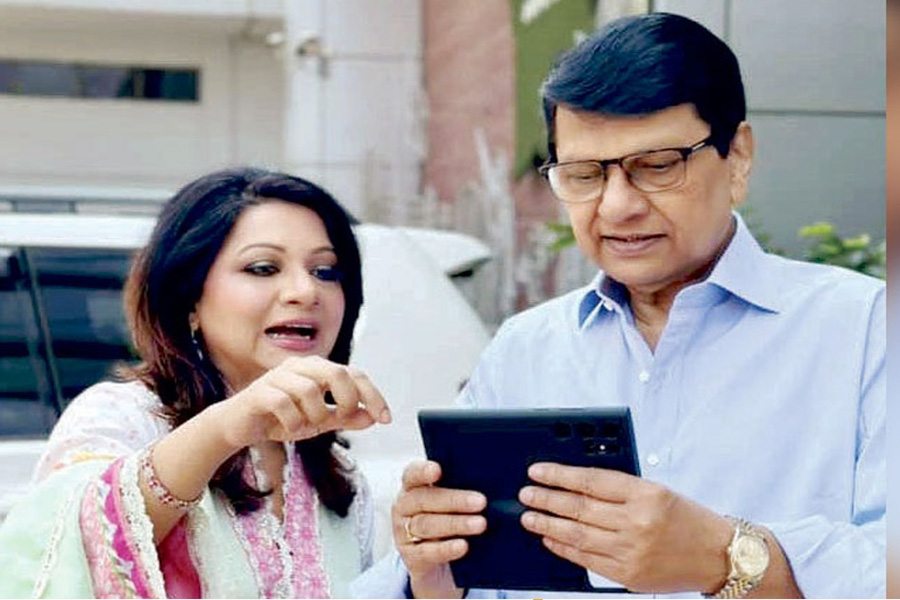 বাবার নামে ভুয়া আইডি, সতর্ক করলেন আঁখি