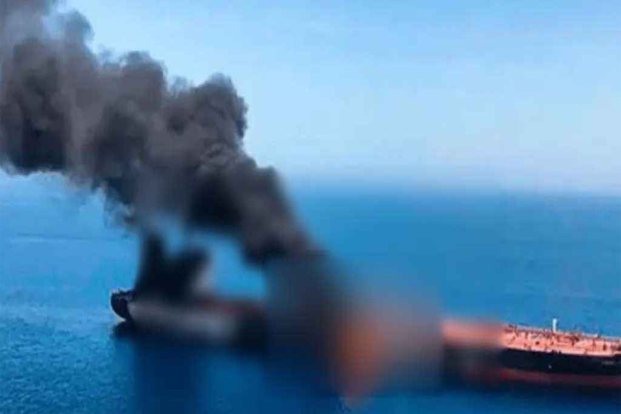 ইরাকের ২ তেলবাহী ট্যাংকারে হামলা, সব জ্বালানি বন্দর বন্ধ