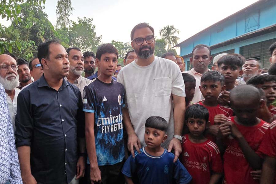 সুনামগঞ্জের দুই খুদে ফুটবলারের পাশে তারেক রহমান - আমিনুল হক