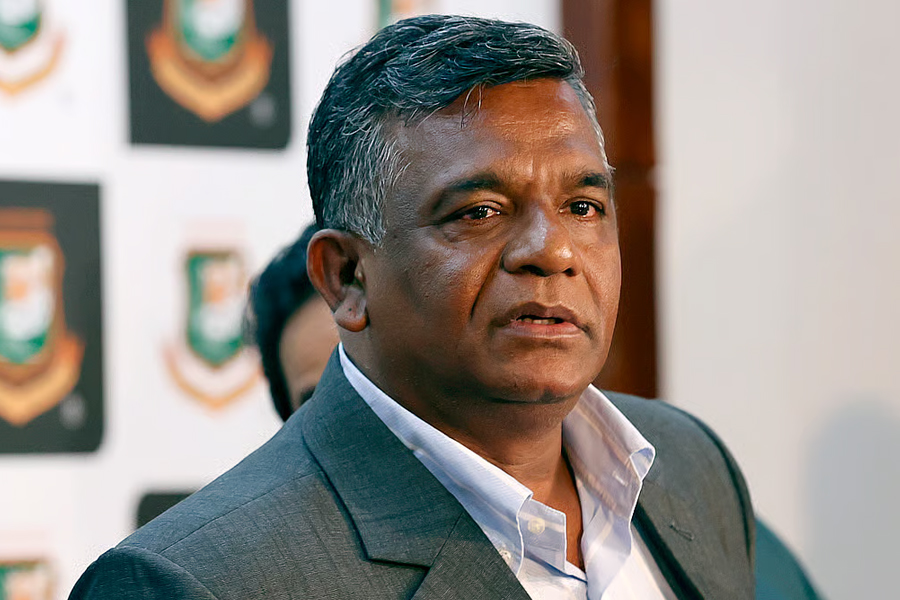 পারিবারিক কারণে দেশ ছাড়লেন বিসিবি সভাপতি