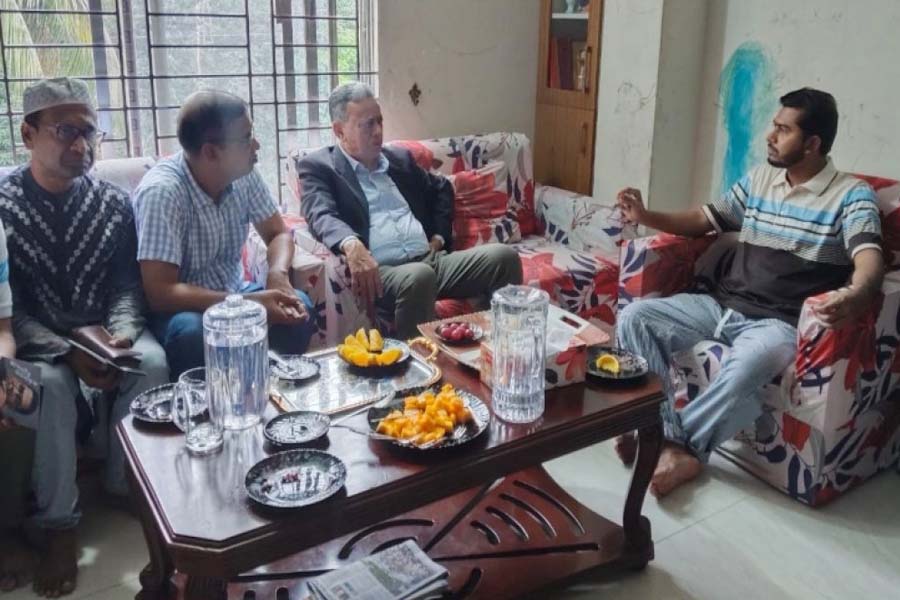 আহত নুরকে দেখতে গেলেন বিএনপি নেতা আমির খসরু