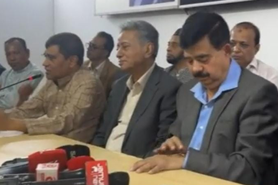 খসরুর হাতে ফুল দিয়ে বিএনপিতে যোগ দিলেন সেলিম