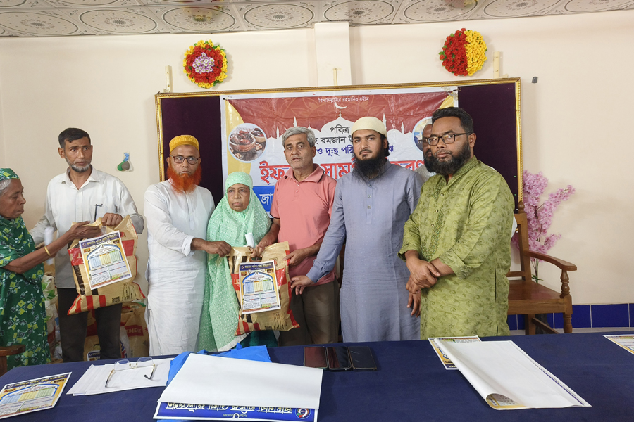 আমতলীতে ৩০০ দরিদ্র পরিবারের মাঝে ইফতার সামগ্রী বিতরণ
