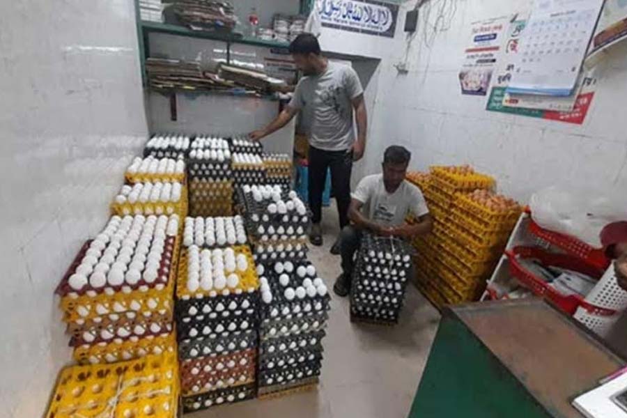 অদৃশ্য সিন্ডিকেটের নিয়ন্ত্রণে ডিম-মুরগির বাজার