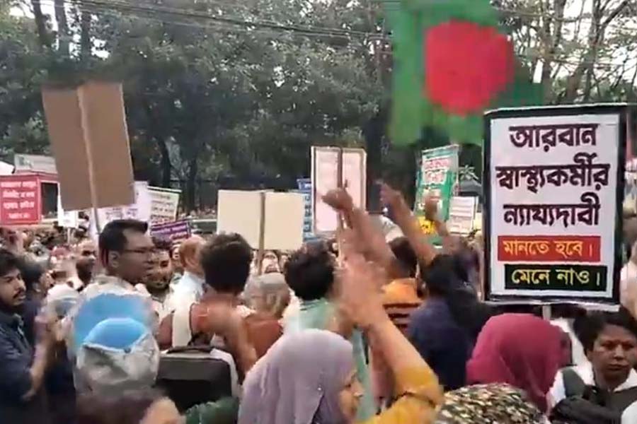 নগর ভবনের সামনে বিক্ষোভ আরবান হেলথ কর্মীদের