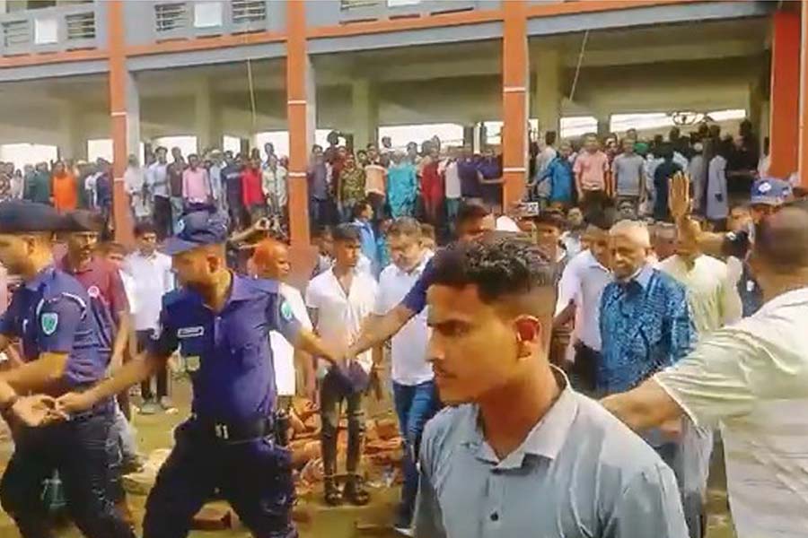 মাইকে ডেকেও ফেরানো গেলো না আরিফুল হককে