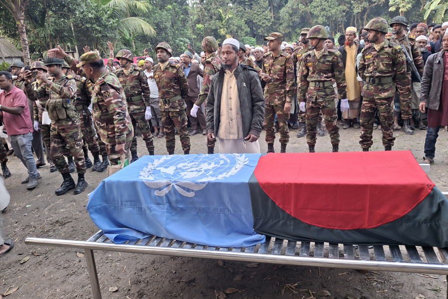 সেনা সদস্য জাহাঙ্গীর আলমকে নিজ গ্রামে সামরিক মর্যাদায় দাফন