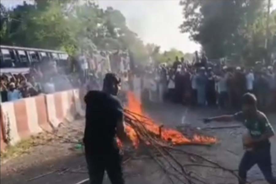 লাশ পোড়াতে খড়ি দেওয়া যুবক গ্রেপ্তার