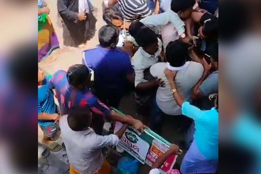 নারায়ণগঞ্জে পুলিশের ওপর হামলা করে আসামি ছিনতাই