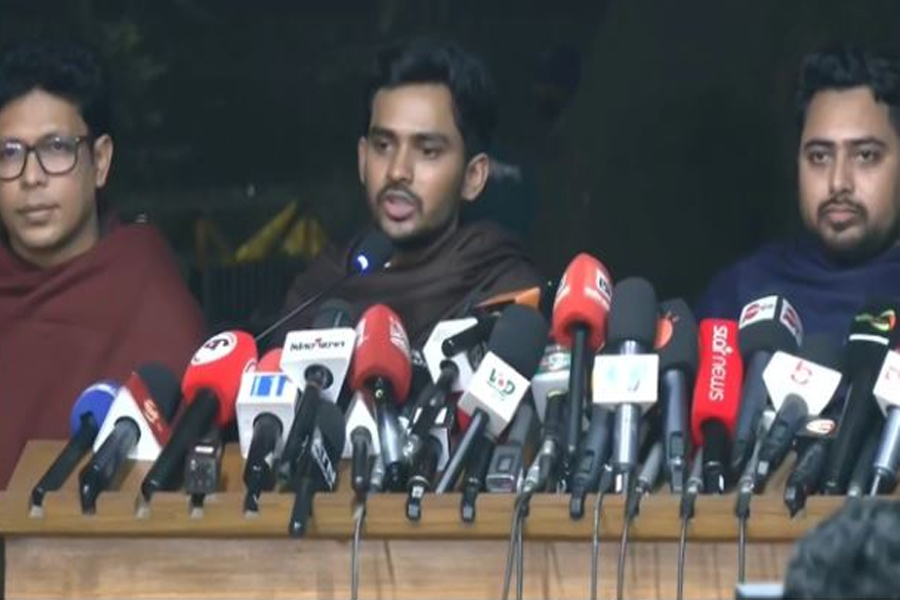 তারেক রহমানকে প্রথমে শোকজ করা উচিত: আসিফ