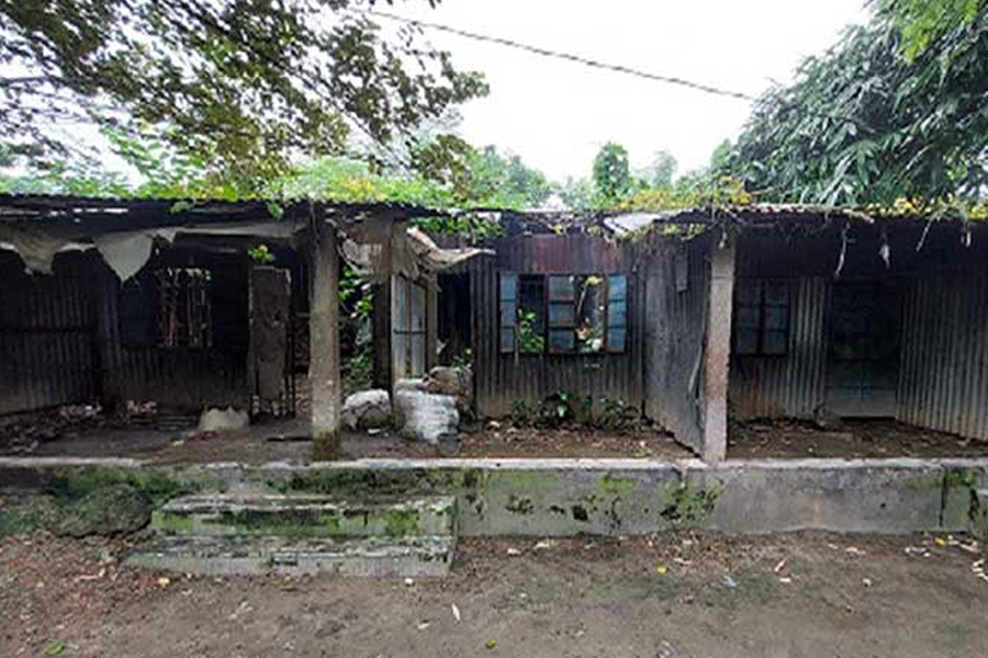 চারঘাটের আশ্রয়ণ প্রকল্পের ঘর এখন বসবাসের অনুপোযোগী