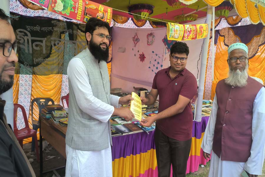 রাজারহাটে বই মেলায় এমপির আকস্মিক পরিদর্শন