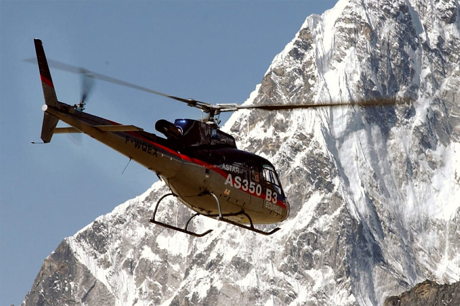 এভারেস্টে আটকে পড়া পর্বতারোহীদের উদ্ধারে গিয়ে হেলিকপ্টার বিধ্বস্ত