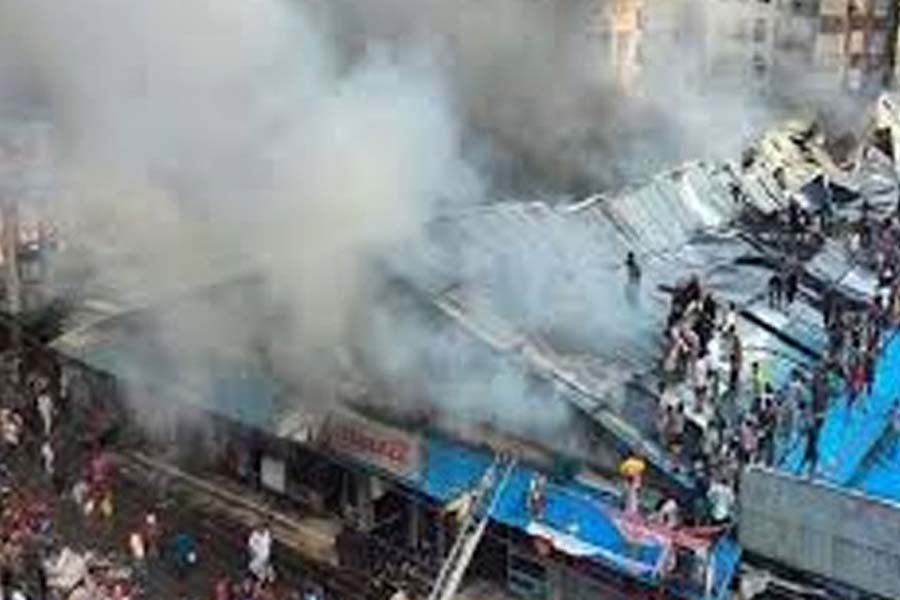 ‘বৈদ্যুতিক গোলযোগে’ কৃষি মার্কেটে আগুন, ৪৬ দোকান ছাই