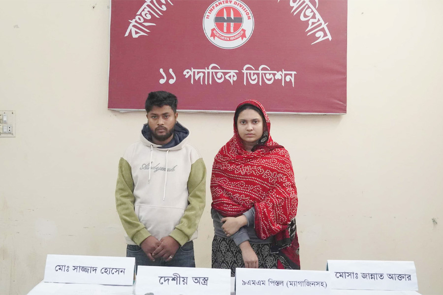 ডোবায় অস্ত্র ফেলে বাঁচতে চেয়েছিল দম্পতি