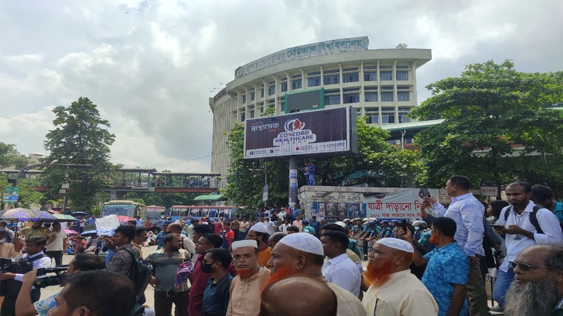 চাকরিচ্যুত বিডিআর সদস্যদের শাহবাগ মোড় অবরোধ