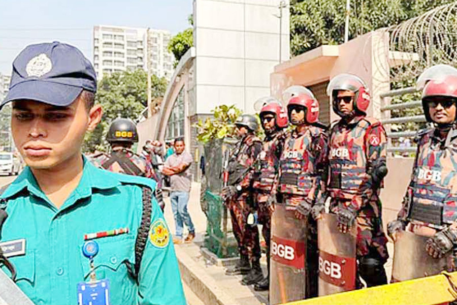 এভারকেয়ারের সামনে ২ প্লাটুন বিজিবি মোতায়েন