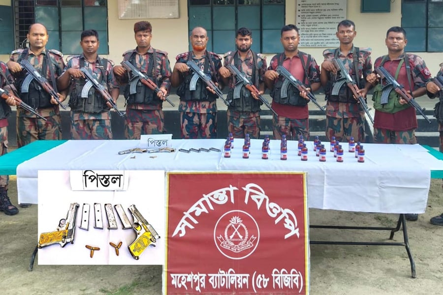 মহেশপুর সীমান্তে বিজিবির অভিযানে উদ্ধার হওয়া বিদেশি পিস্তল, ম্যাগাজিন, গুলি ও ভারতীয় এসকাফ সিরাপ। ছবি: বিজিবি