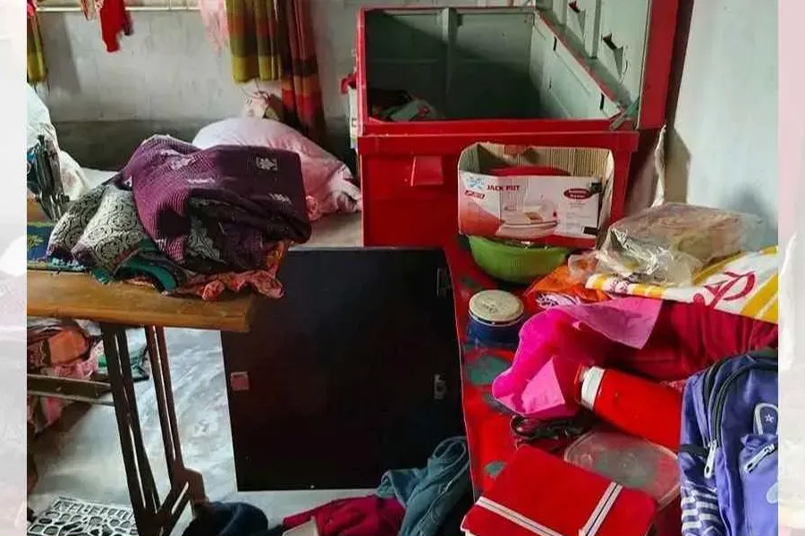 মহাদেবপুরে বিএনপি নেতার বাড়িতে সবাইকে বেঁধে ডাকাতি