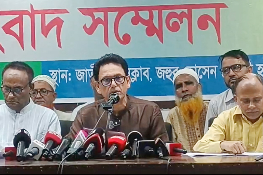 এহসানুল হক মিলনকে বিদেশযাত্রায় নিষেধাজ্ঞা