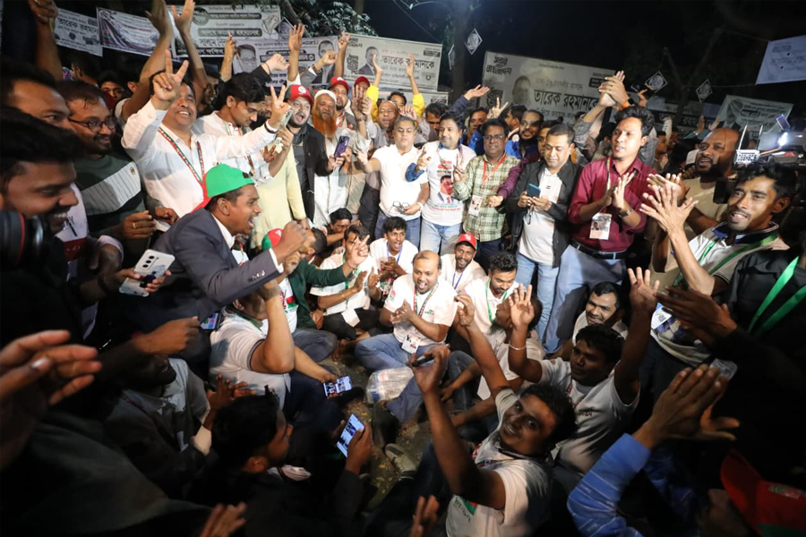 বিভিন্ন জেলা থেকে বিজয়ের খবর, গুলশান কার্যালয়ে উচ্ছ্বাস