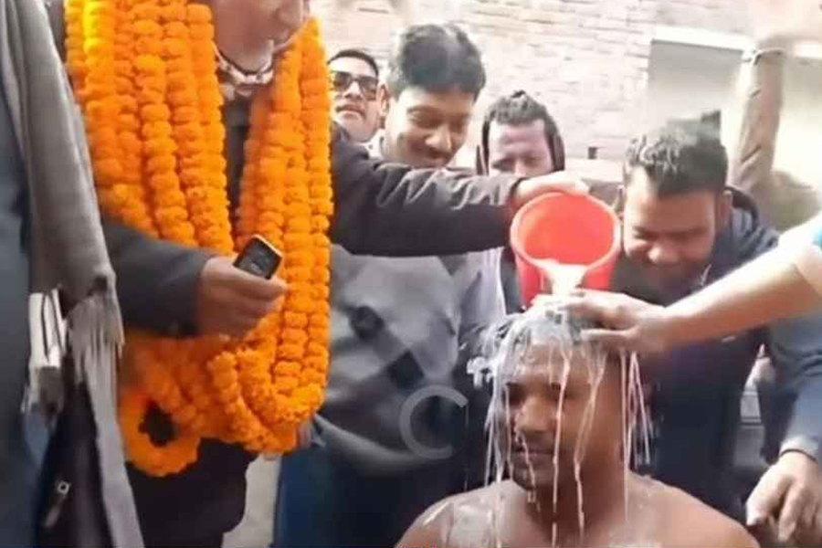 দুধ দিয়ে গোসল করে বিএনপিতে যোগ দিলেন আ’লীগের কর্মী