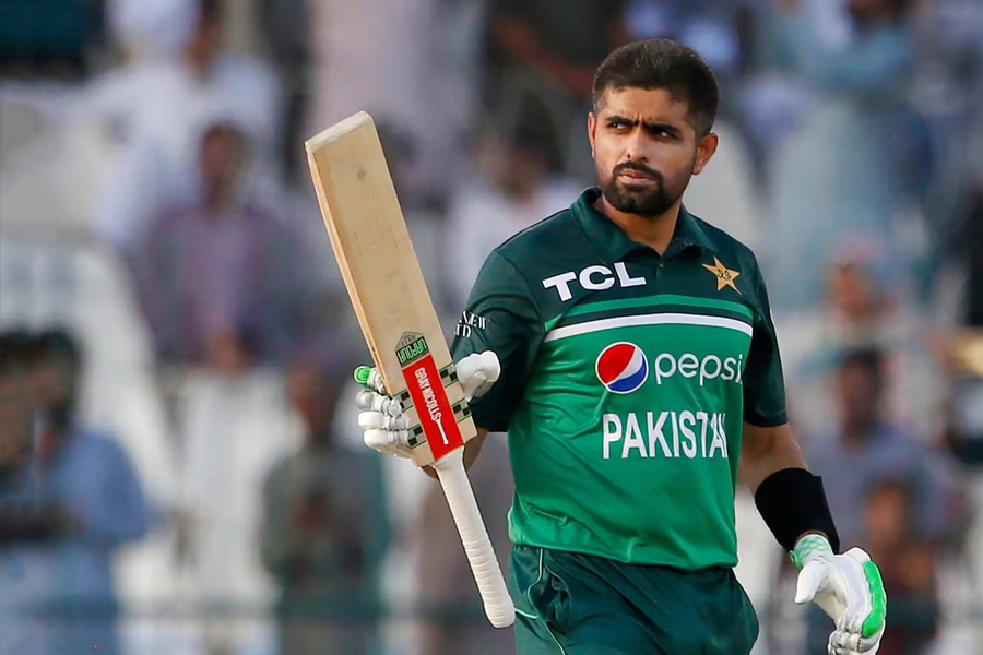 কোহলিকে ছাড়ানোর হাতছানি বাবরের সামনে