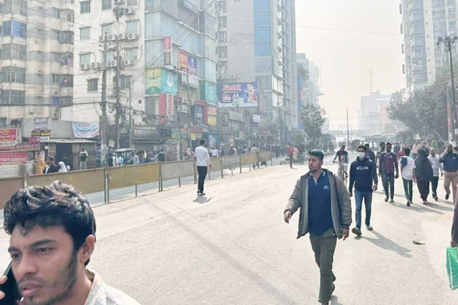 বাড্ডায় ব্যাটারিচালিত অটো বন্ধের দাবিতে সড়ক অবরোধ