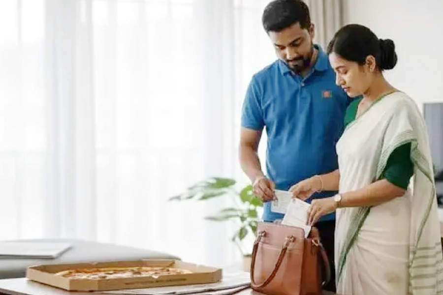 নির্বাচনের দিনে নারী ভোটারদের জন্য ব্যাগ প্রস্তুতি