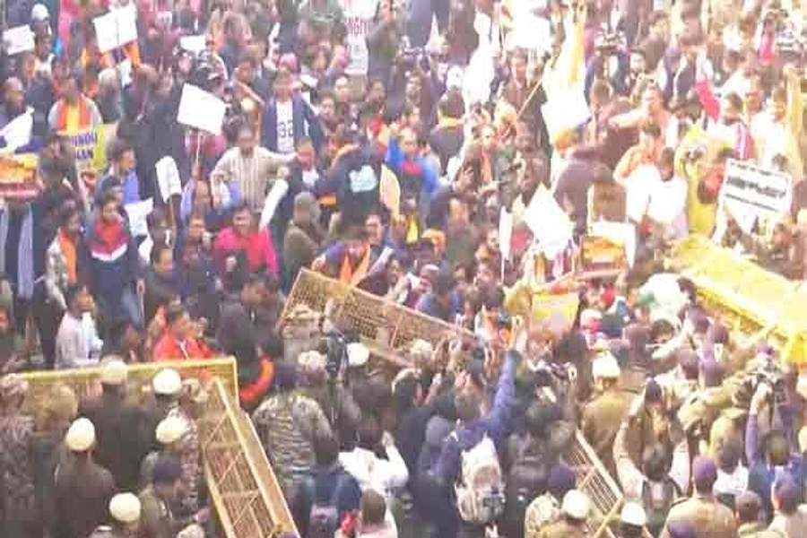 দিল্লিতে বাংলাদেশ হাইকমিশনের সামনে বিক্ষোভ