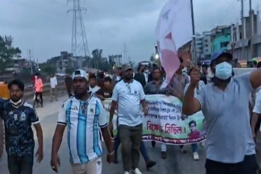 হাজারীবাগ এলাকায় ঝটিকা মিছিল করেছে নিষিদ্ধ ঘোষিত সংগঠন ছাত্রলীগের ঢাকা জেলা শাখার নেতাকর্মীরা। ছবি: সংগৃহীত