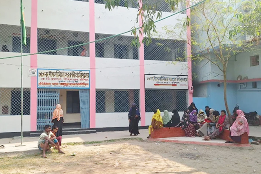 শাটডাউনের অংশ হিসেবে বরিশালের বিভিন্ন স্কুলে তালা