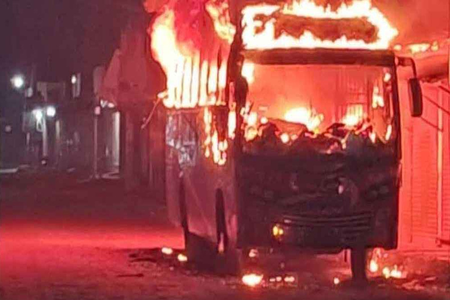ফুলবাড়িয়ায় বাসে অগ্নিসংযোগ, নিহত চালক