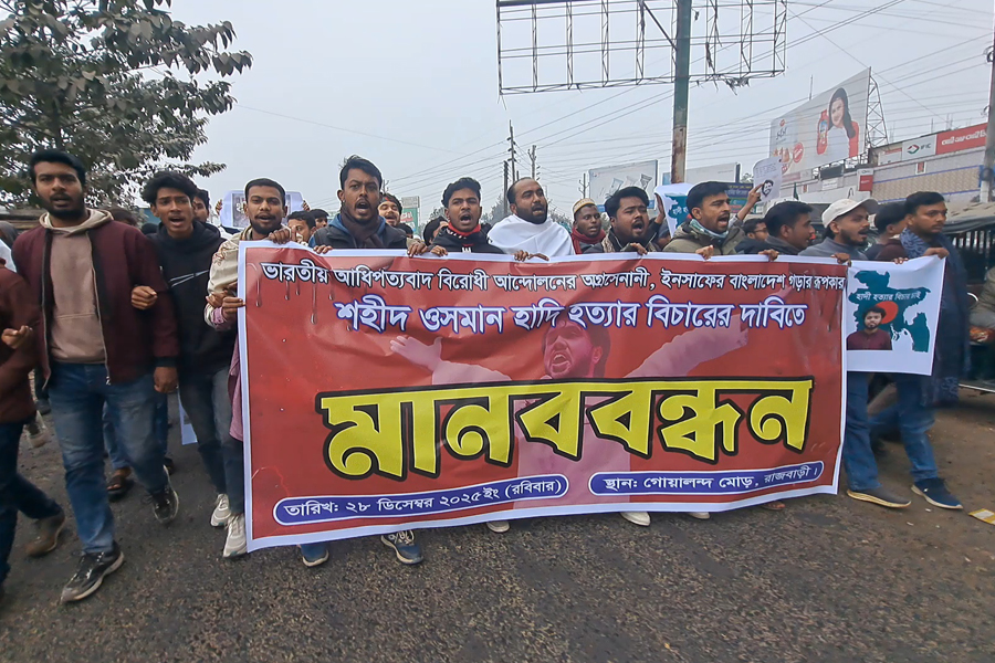 হাদি হত্যার বিচার দাবিতে মানববন্ধন ও সড়ক অবরোধ