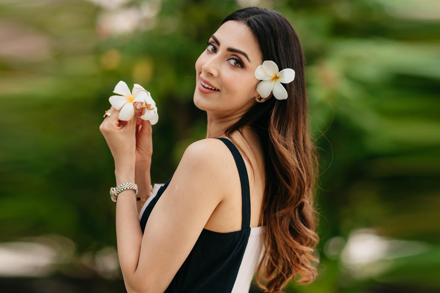 অভিনয় নয়, ছুটির ছবিতেই আলোচনায় মিম