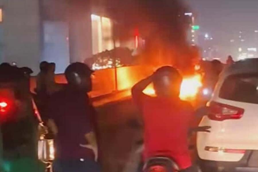 বিমানবন্দর ফ্লাইওভারে চলন্ত মোটরসাইকেলে আগুন