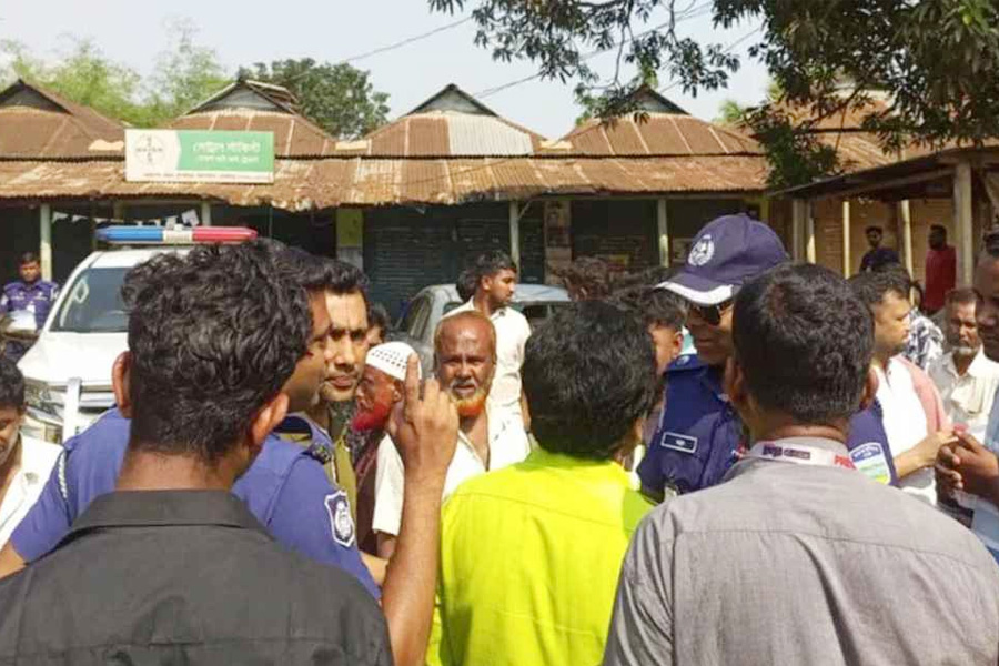 ফুলবাড়িয়ায় মুরগির বিষ্ঠা নিয়ে দফায় দফায় হামলা-লুট, গ্রেপ্তার ৪