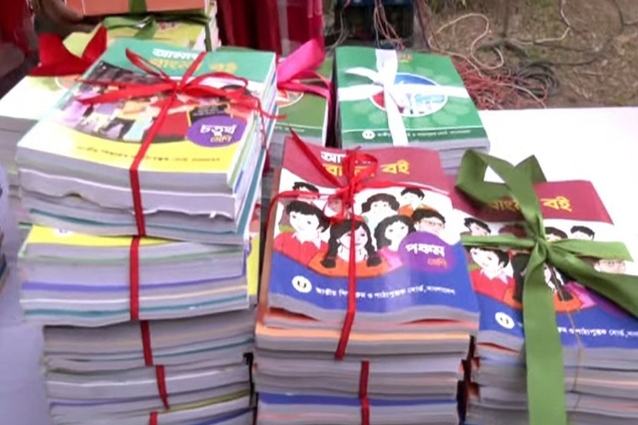 রাষ্ট্রীয় শোকের মধ্যেই ১ জানুয়ারি বই বিতরণ