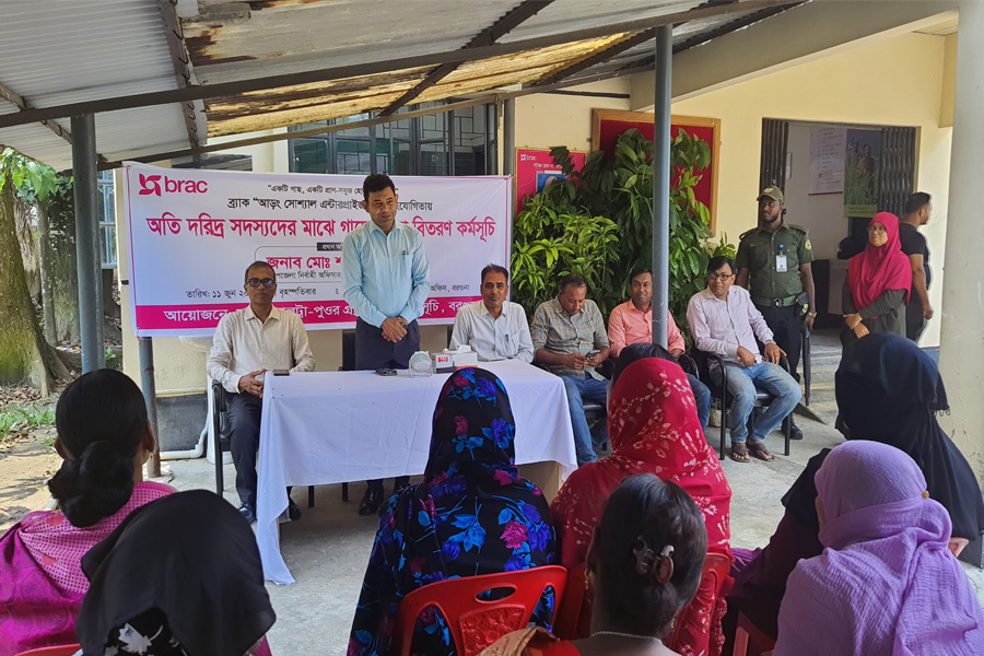 বরগুনায় ৭৩০ দরিদ্র পরিবারকে ২ হাজার ১৯০ গাছের চারা বিতরণ